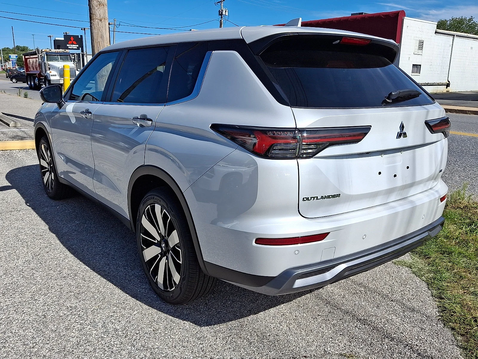 New 2026 White Mitsubishi SE image 5