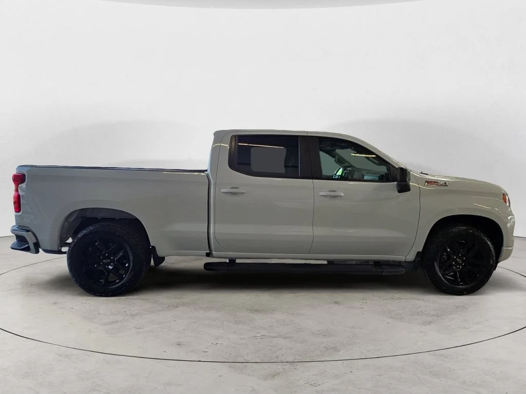 Used 2025 Summit White Chevrolet RST image 4
