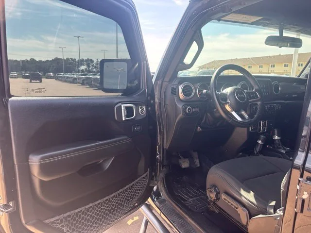 Used 2019  Jeep Sahara image 9