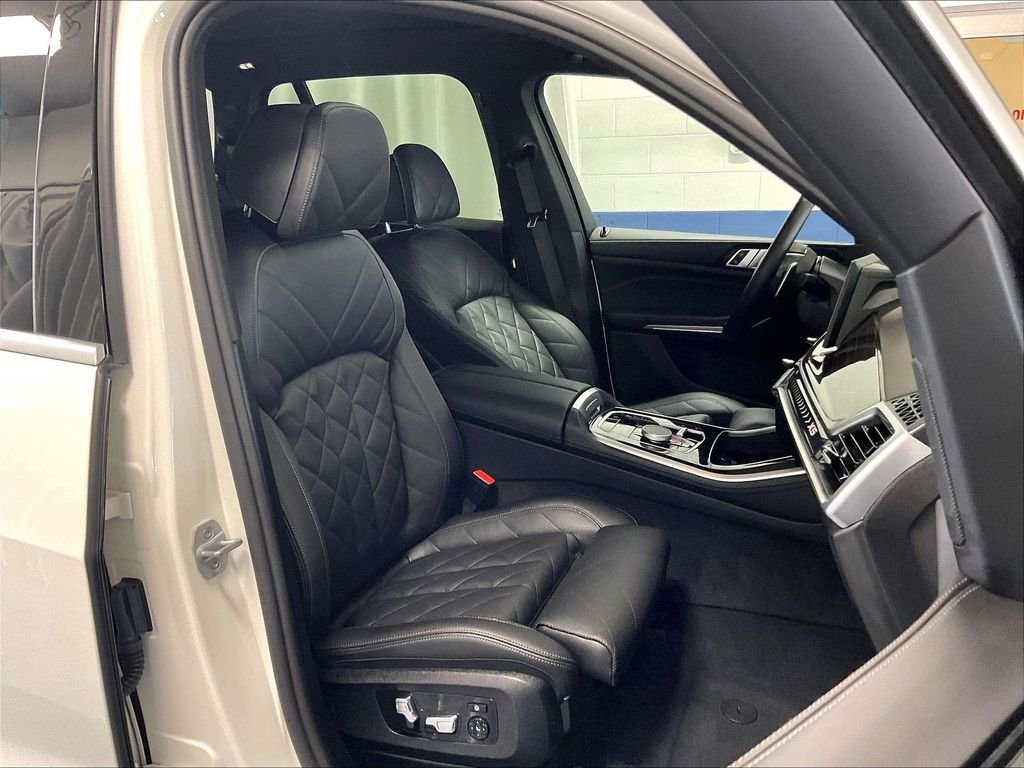 Used 2025 White BMW xDrive40i image 11