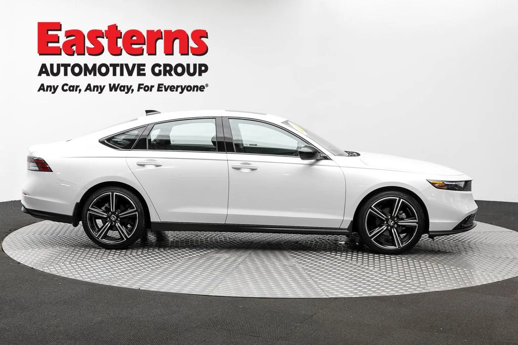 Used 2026 White Honda SE image 4