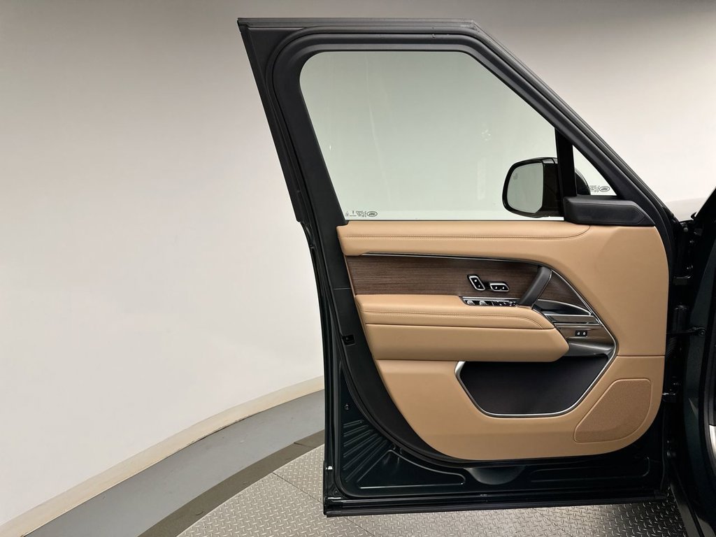 New 2026 Belgravia Green Metallic Land Rover SE image 9