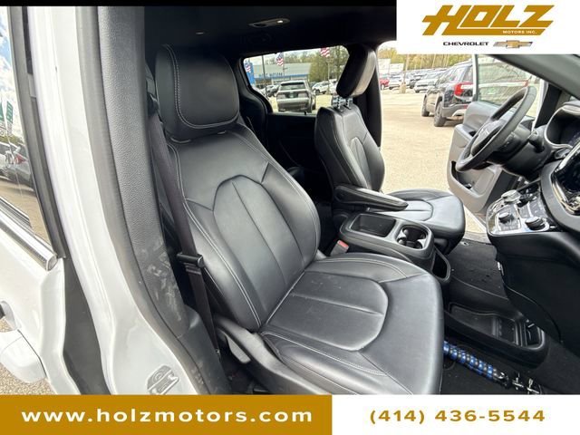 Used 2025 White Chrysler Select image 26