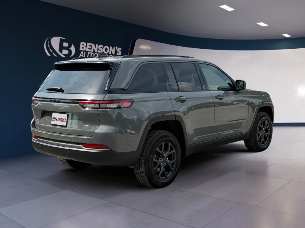 New 2027 Gray Jeep Laredo Altitude image 5