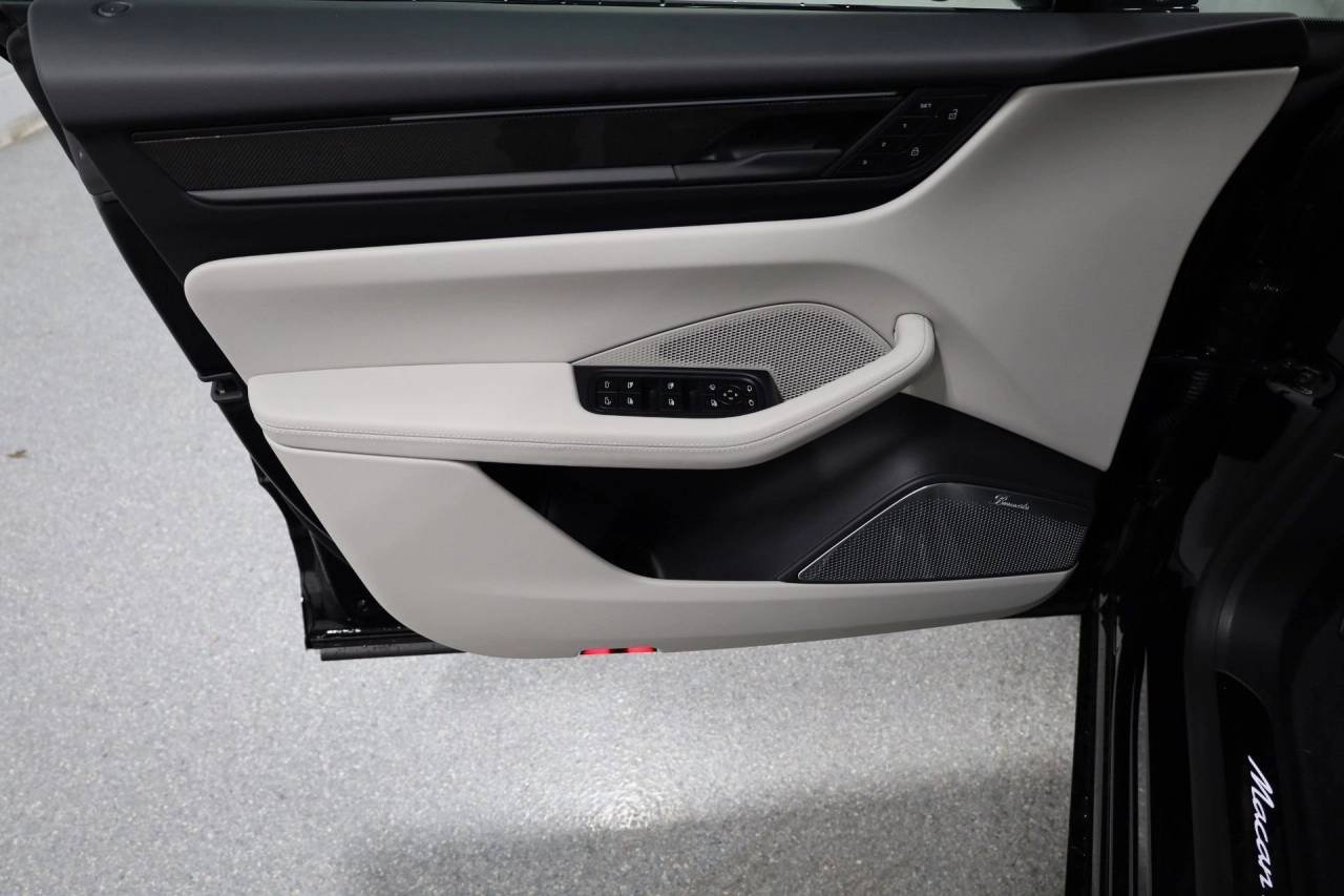 2025 Porsche Macan Turbo Electric - Photo 16