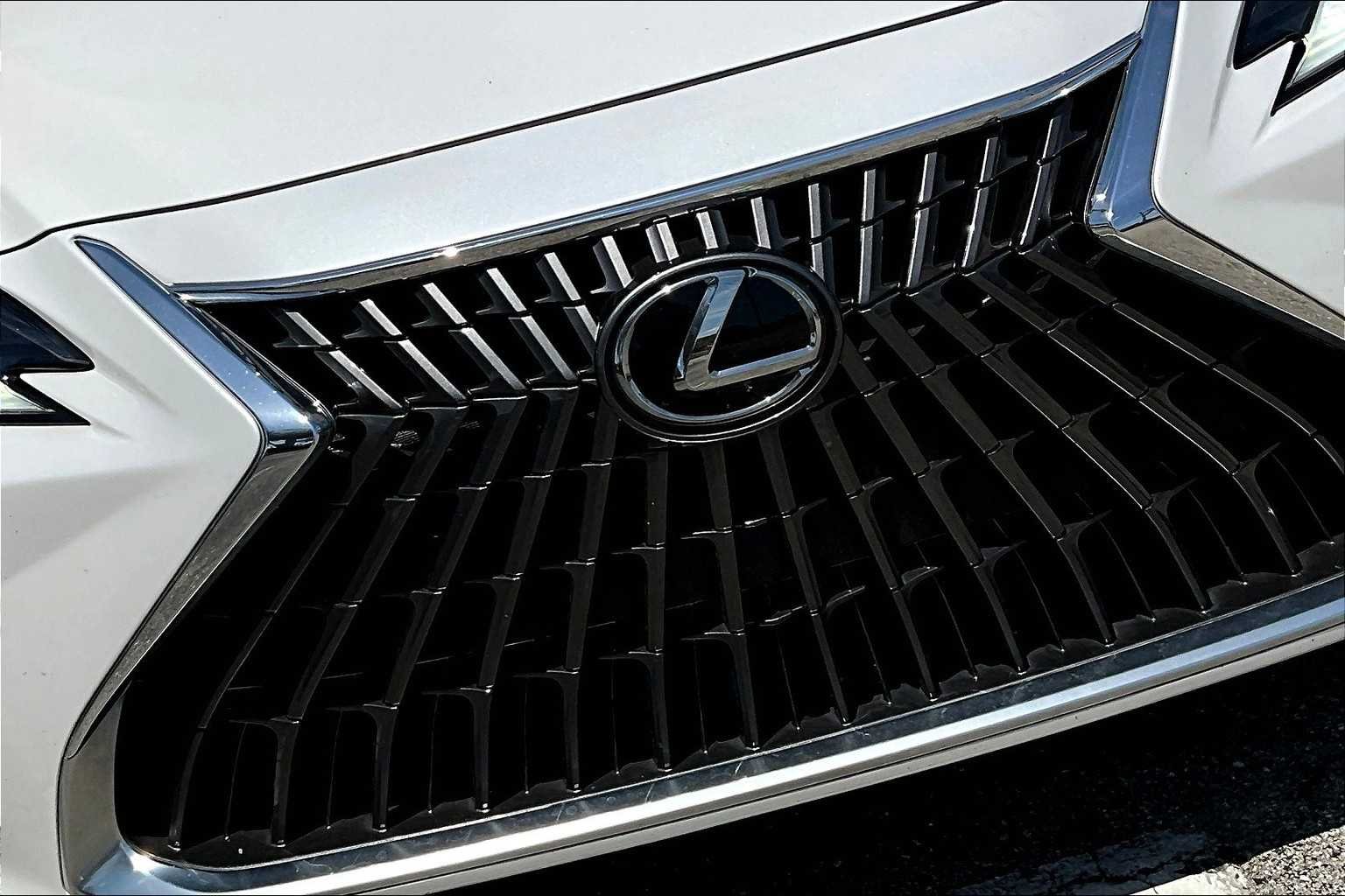 Used 2022 Eminent White Pearl Lexus  image 30
