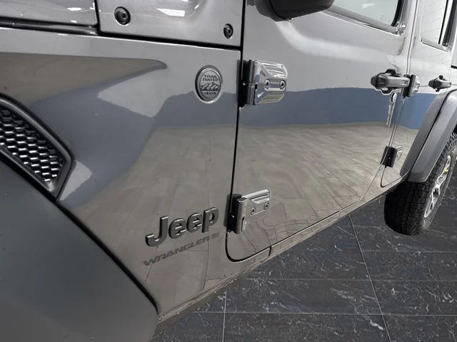 New 2026 Granite Crystal Metallic Clear-Coat Exterior Paint Jeep Sport S image 34