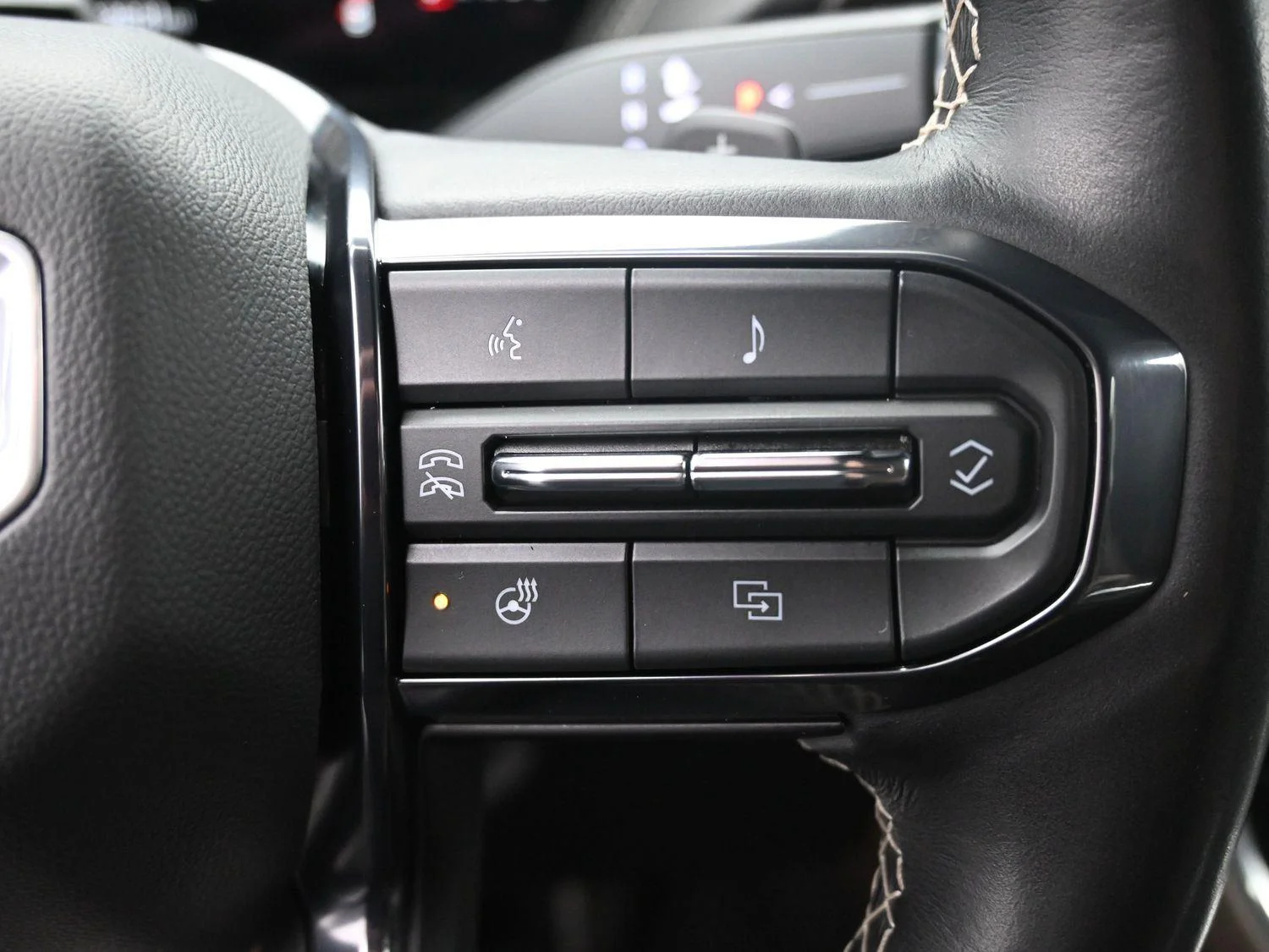 Used 2025 White Frost Tricoat GMC Denali Ultimate image 32