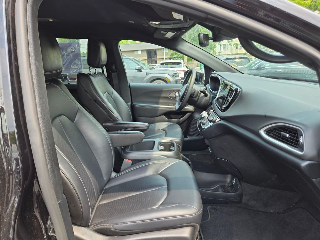 Used 2025 Diamond Black Crystal Pearlcoat Chrysler Select image 11