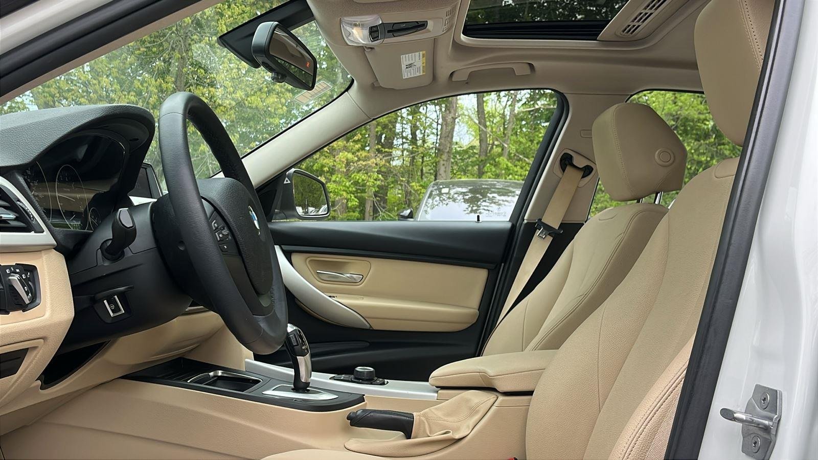 Used 2018 Alpine White BMW 320i xDrive image 10