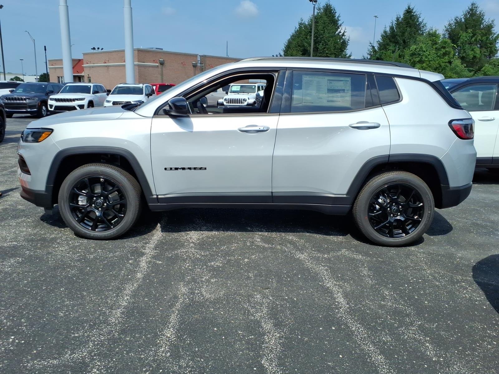 New 2026 Silver Zynith Metallic Clear-Coat Exterior Paint Jeep Latitude Altitude image 4