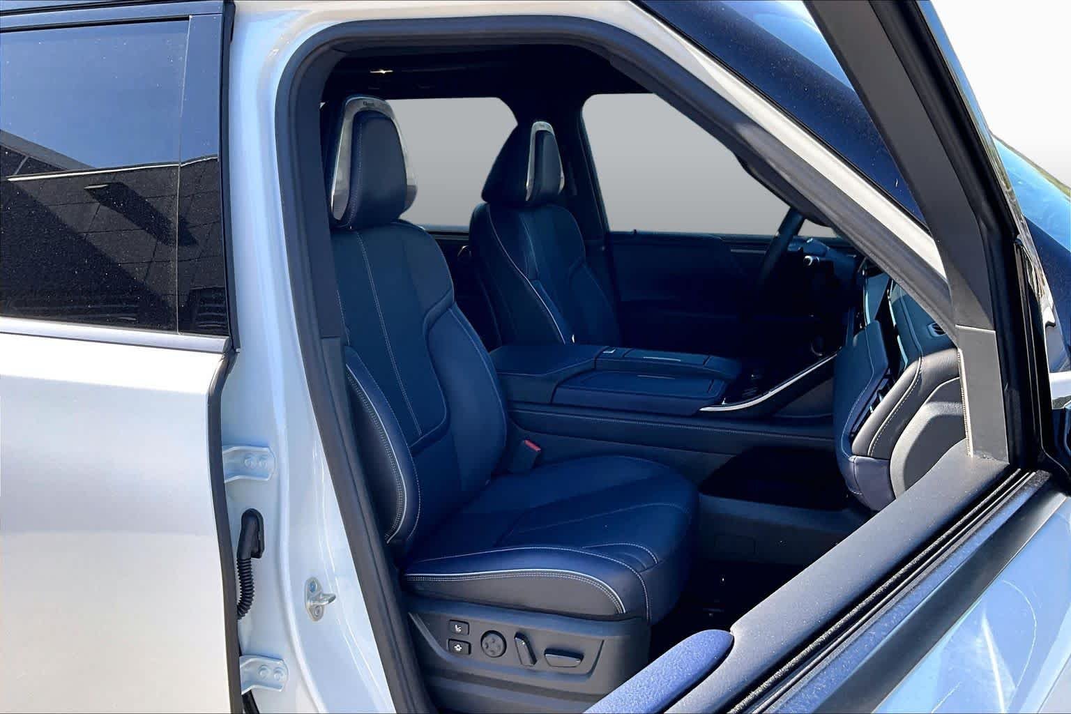 Used 2026 Radiant White/Black Obsidian INFINITI SPORT image 9