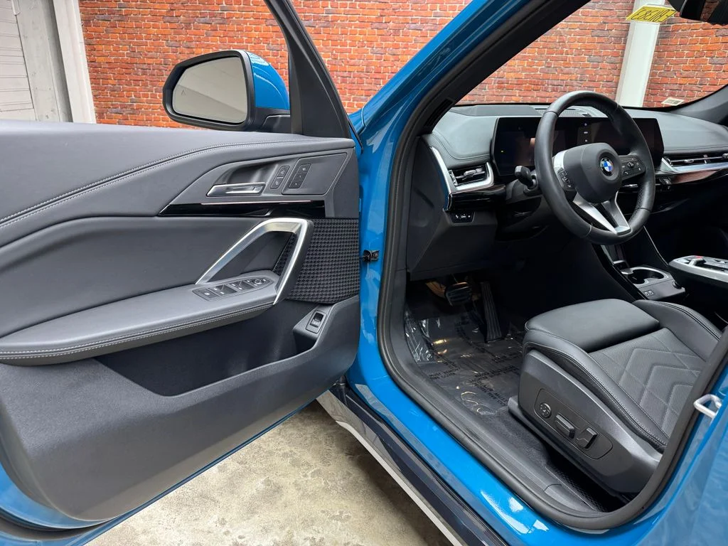 Used 2025 Blue BMW xDrive28i image 10