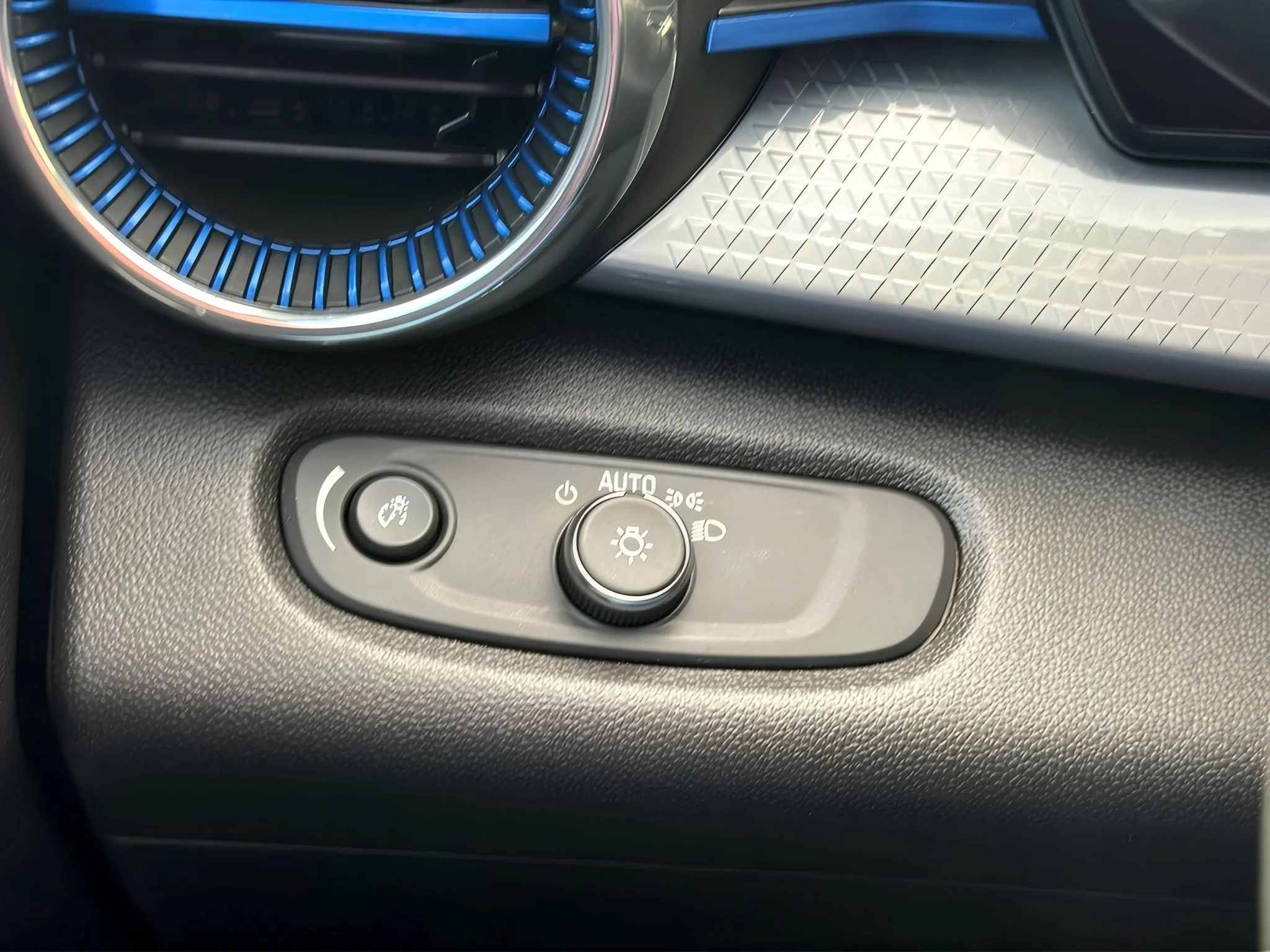 2025 Chevrolet Trax LT - Photo 17