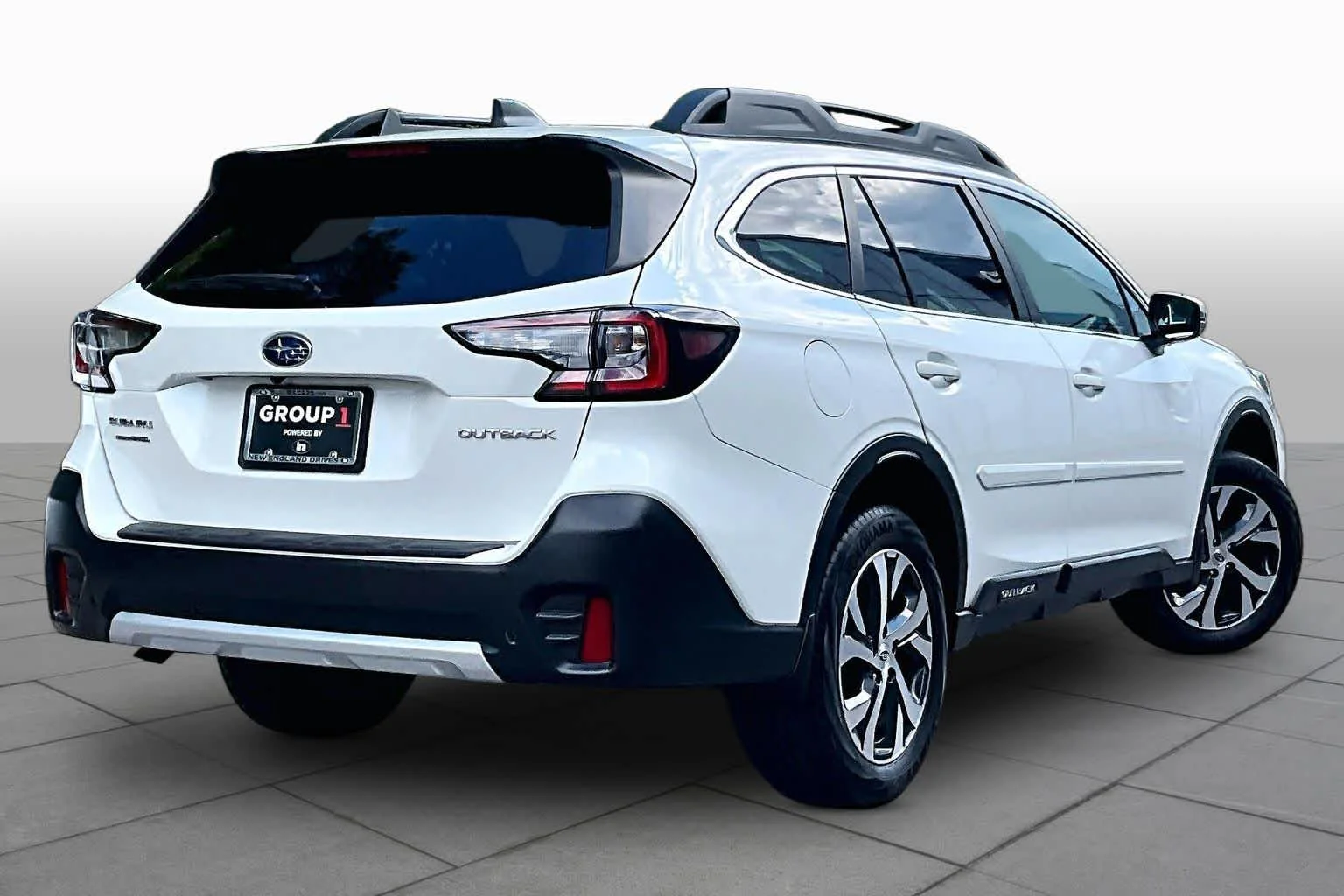 Used 2022 Crystal White Pearl Subaru Limited image 13