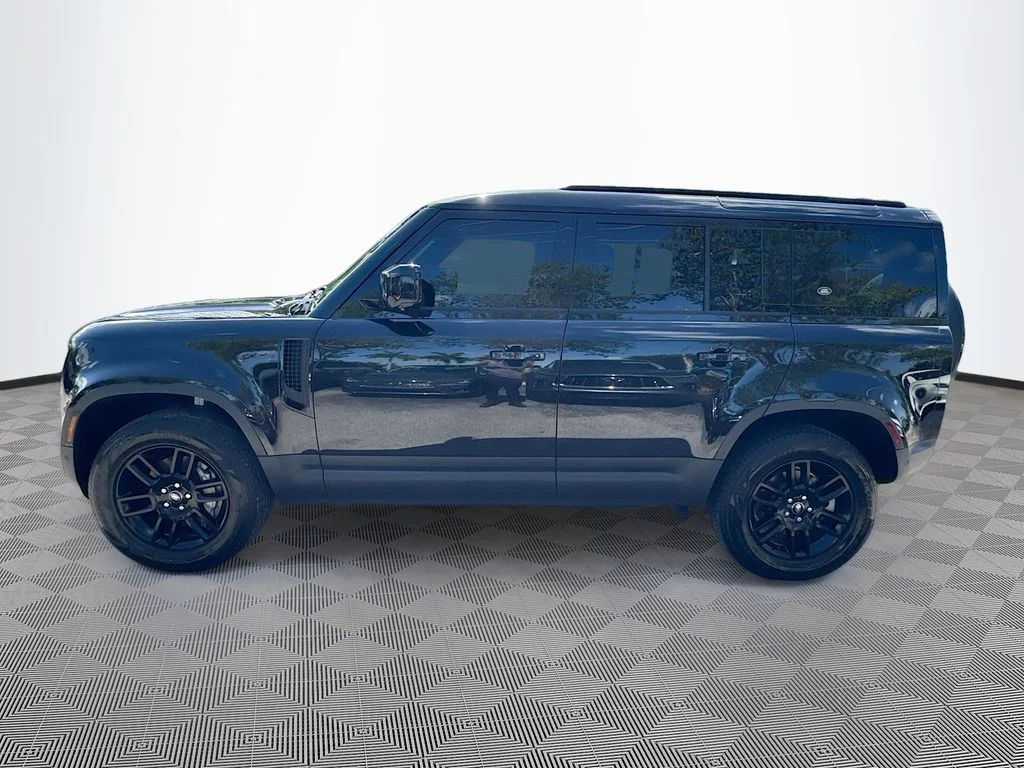 Used 2024  Land Rover S image 9
