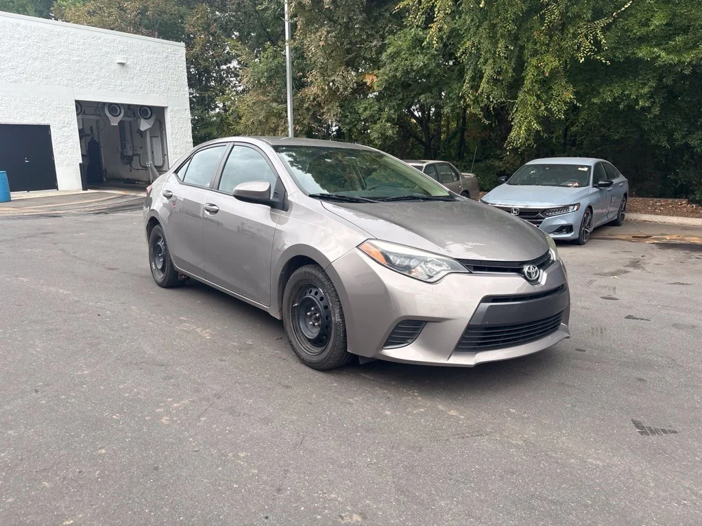Used 2015 Brown Toyota LE image 3