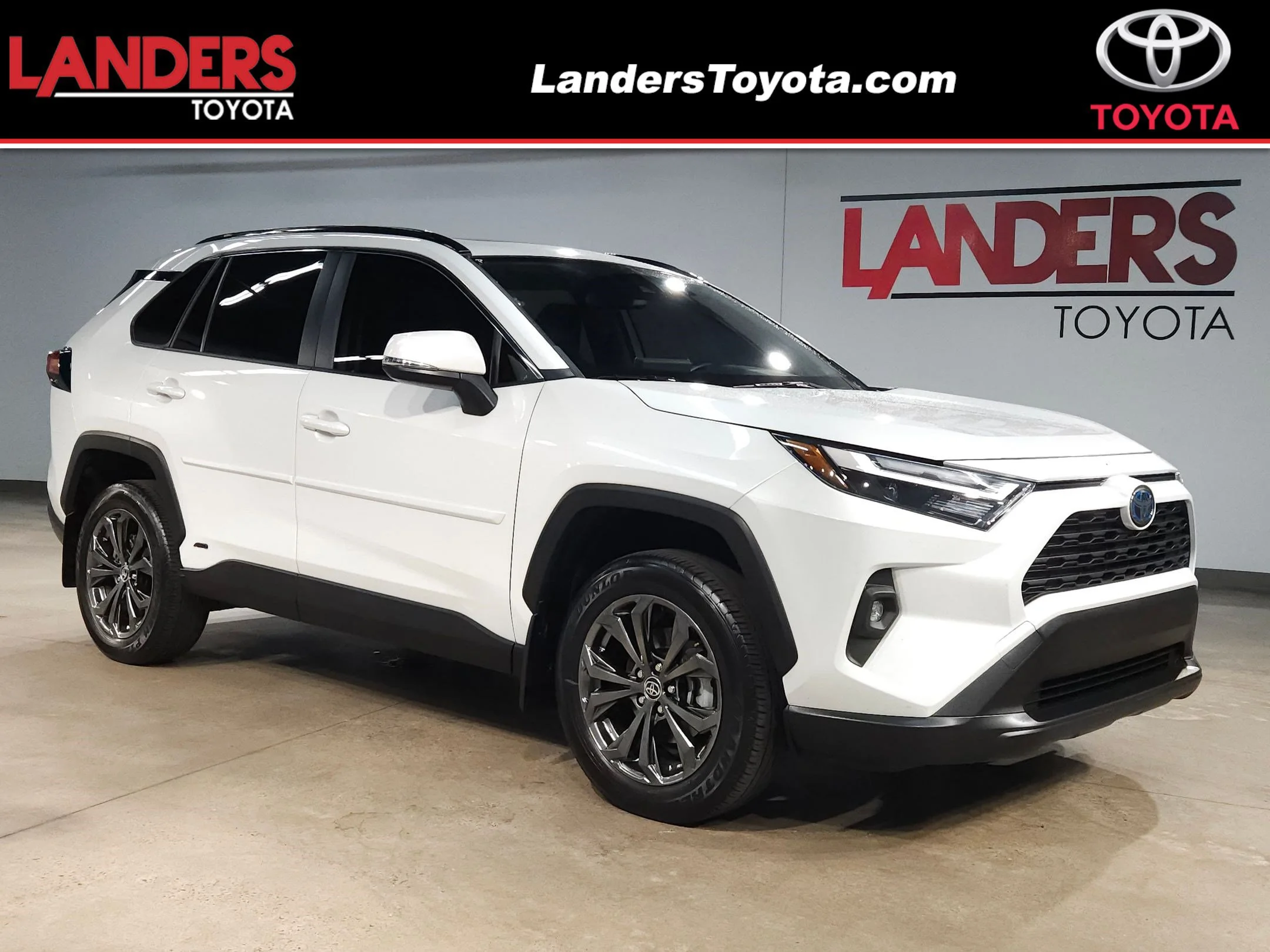 Used 2024 Wind Chill Pearl Toyota Hybrid XLE Premium image 1