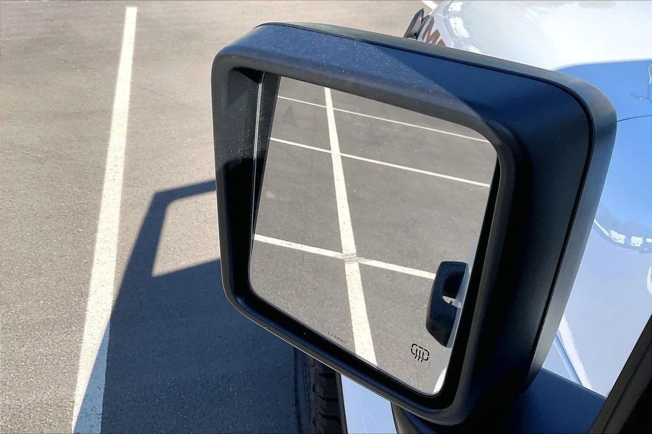 New 2026 Bright White Clear-Coat Exterior Paint Jeep Mojave X image 26
