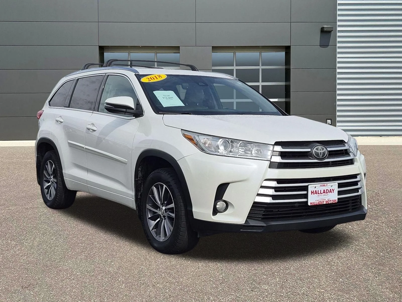 Used 2018 Blizzard Pearl Toyota XLE image 3