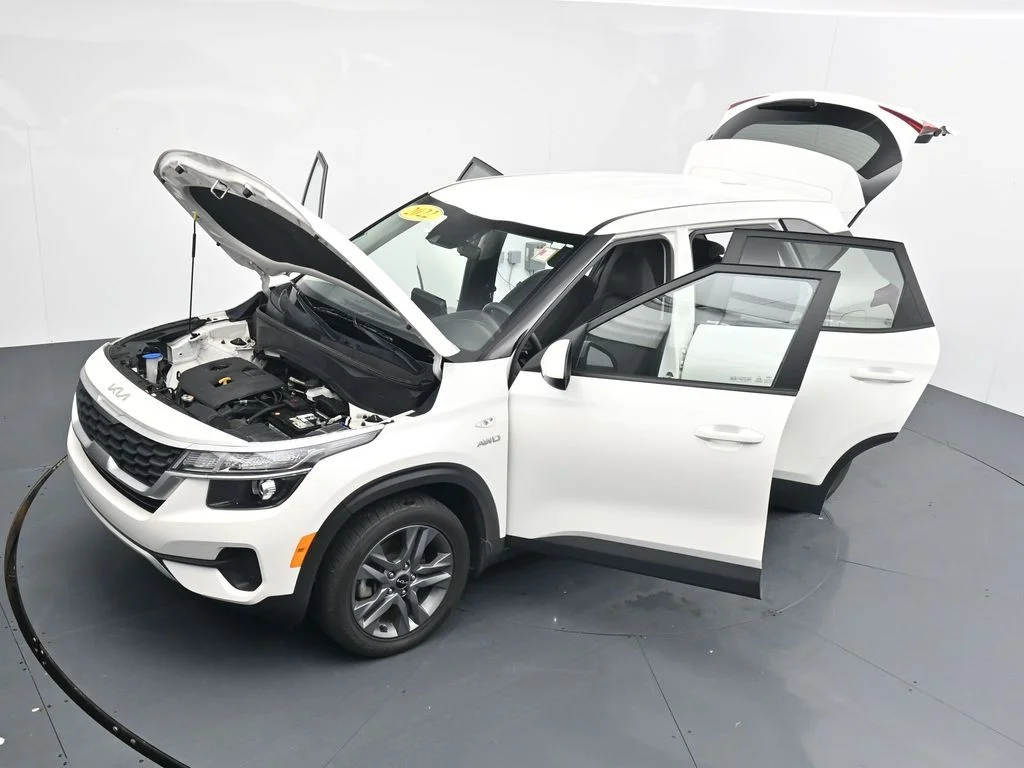 Used 2022 White Kia LX image 37