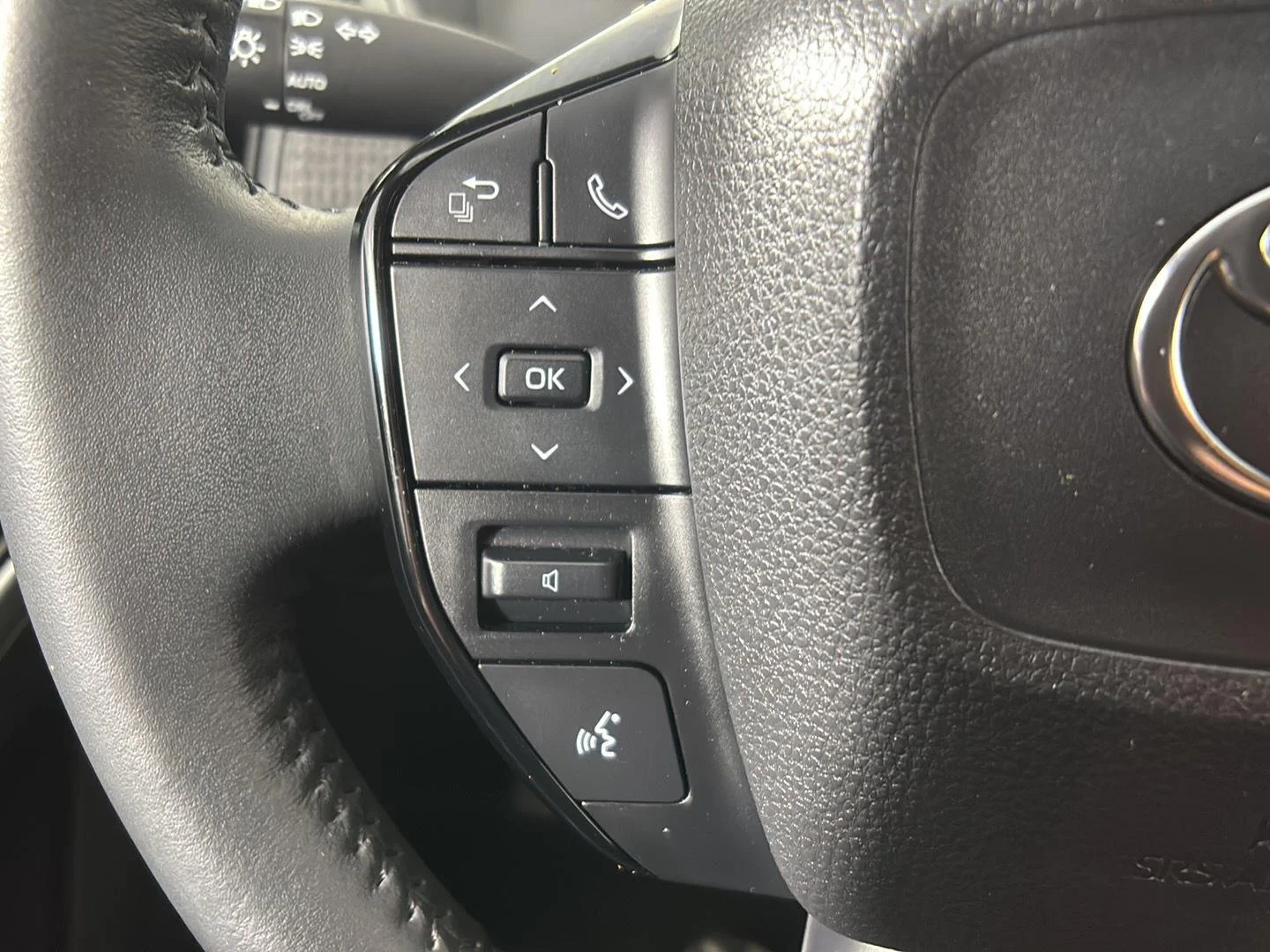 Used 2023 Wind Chill Pearl Toyota XLE image 30
