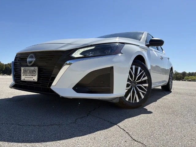 Used 2025 White Nissan 2.5 SV image 18