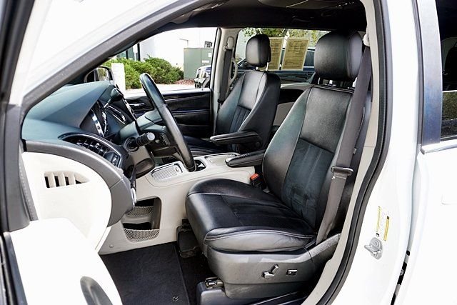 Used 2018 White Dodge SXT image 14