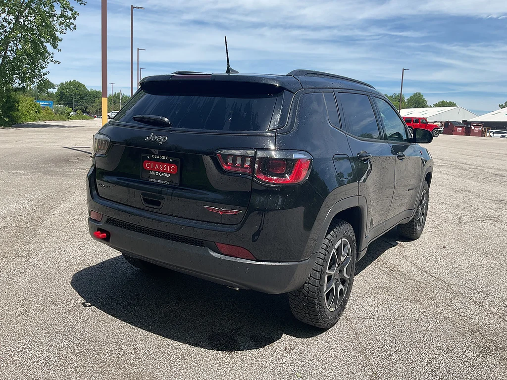 New 2026 Diamond Black Crystal Pearl-Coat Exterior Paint Jeep Trailhawk image 5