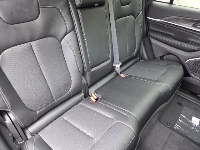 New 2026 Baltic Gray Metallic Clear-Coat Exterior Paint Jeep Limited Reserve image 6