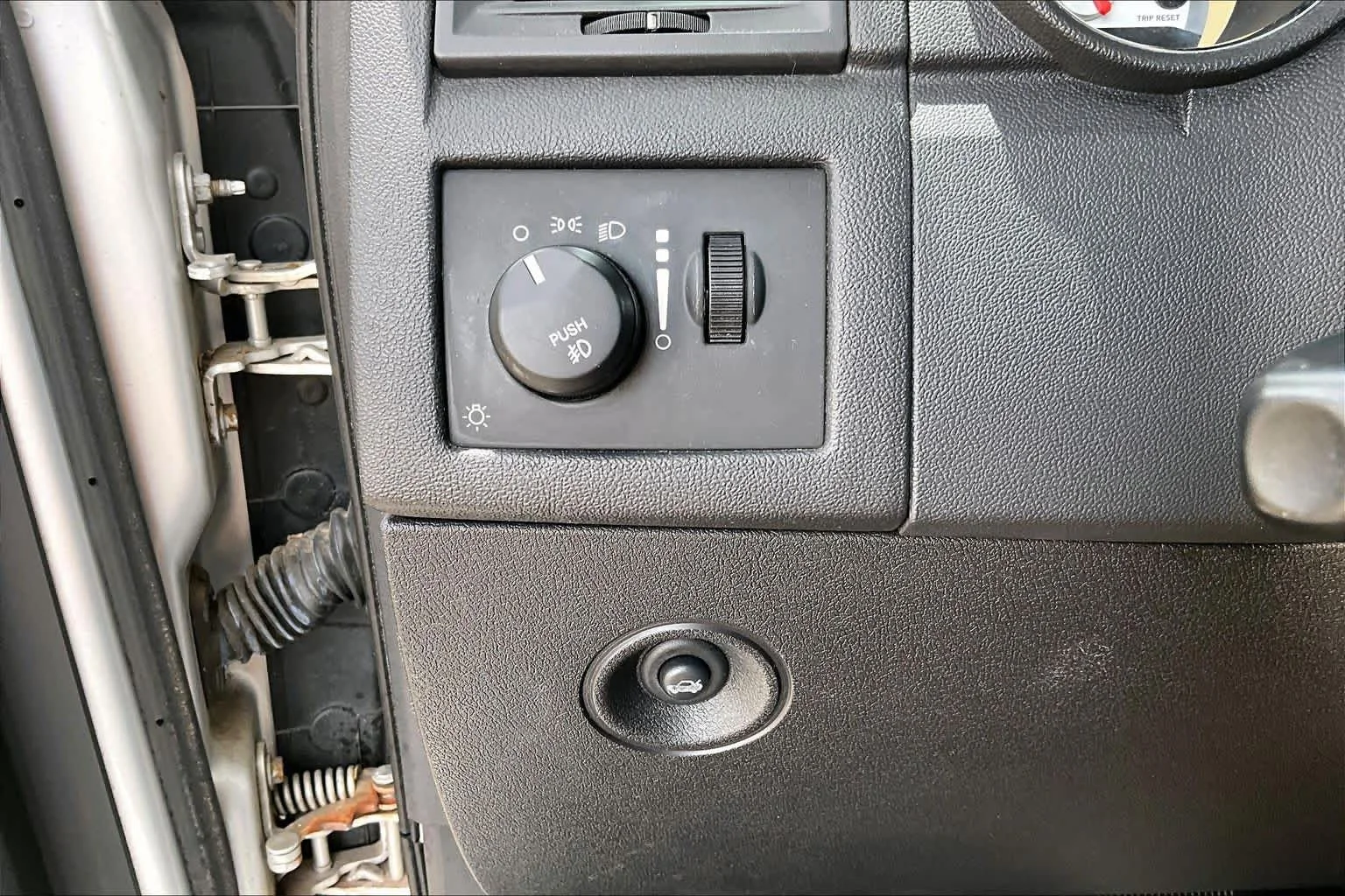Used 2008 Bright Silver Metallic Dodge SXT image 31