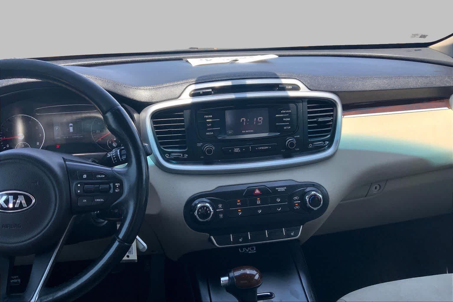 Used 2016 Snow White Pearl Kia LX image 7
