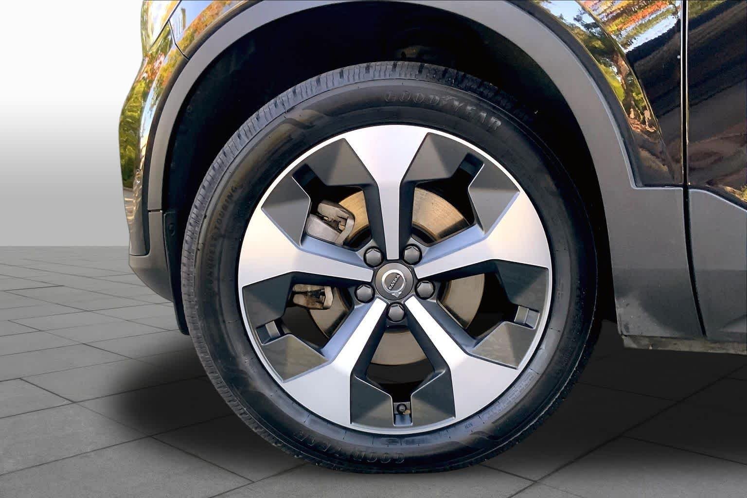 Used 2024 Onyx Black Metallic Volvo Plus Bright Theme image 10
