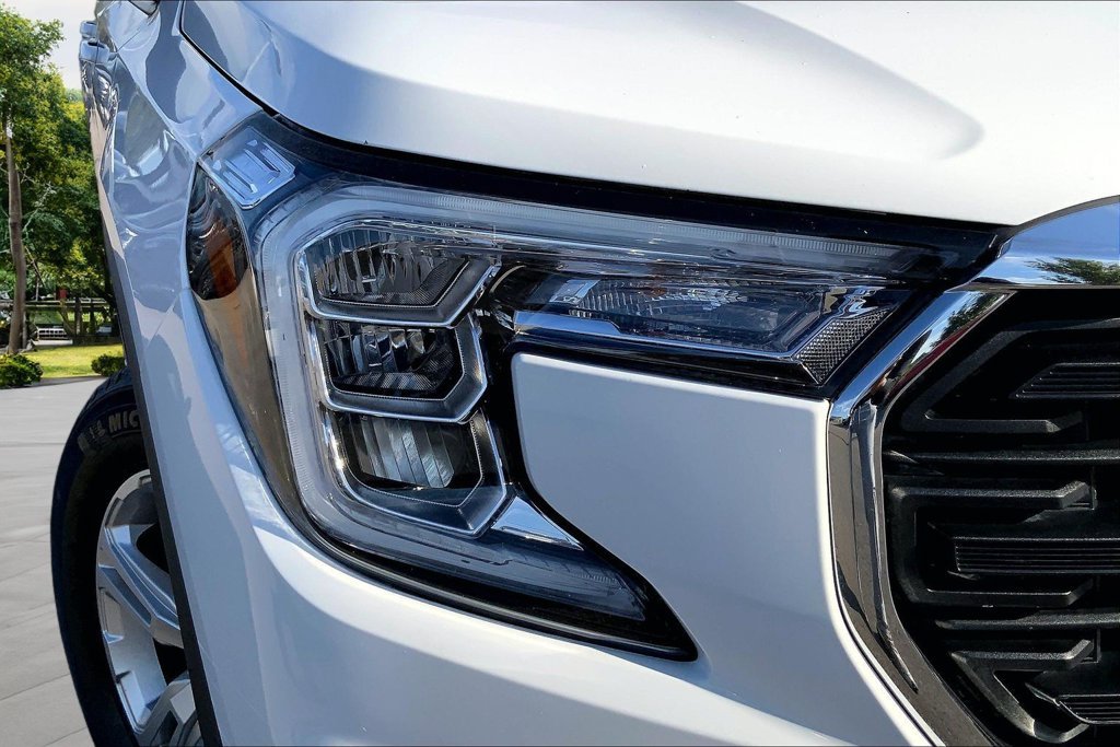 Used 2024 White GMC SLE image 28