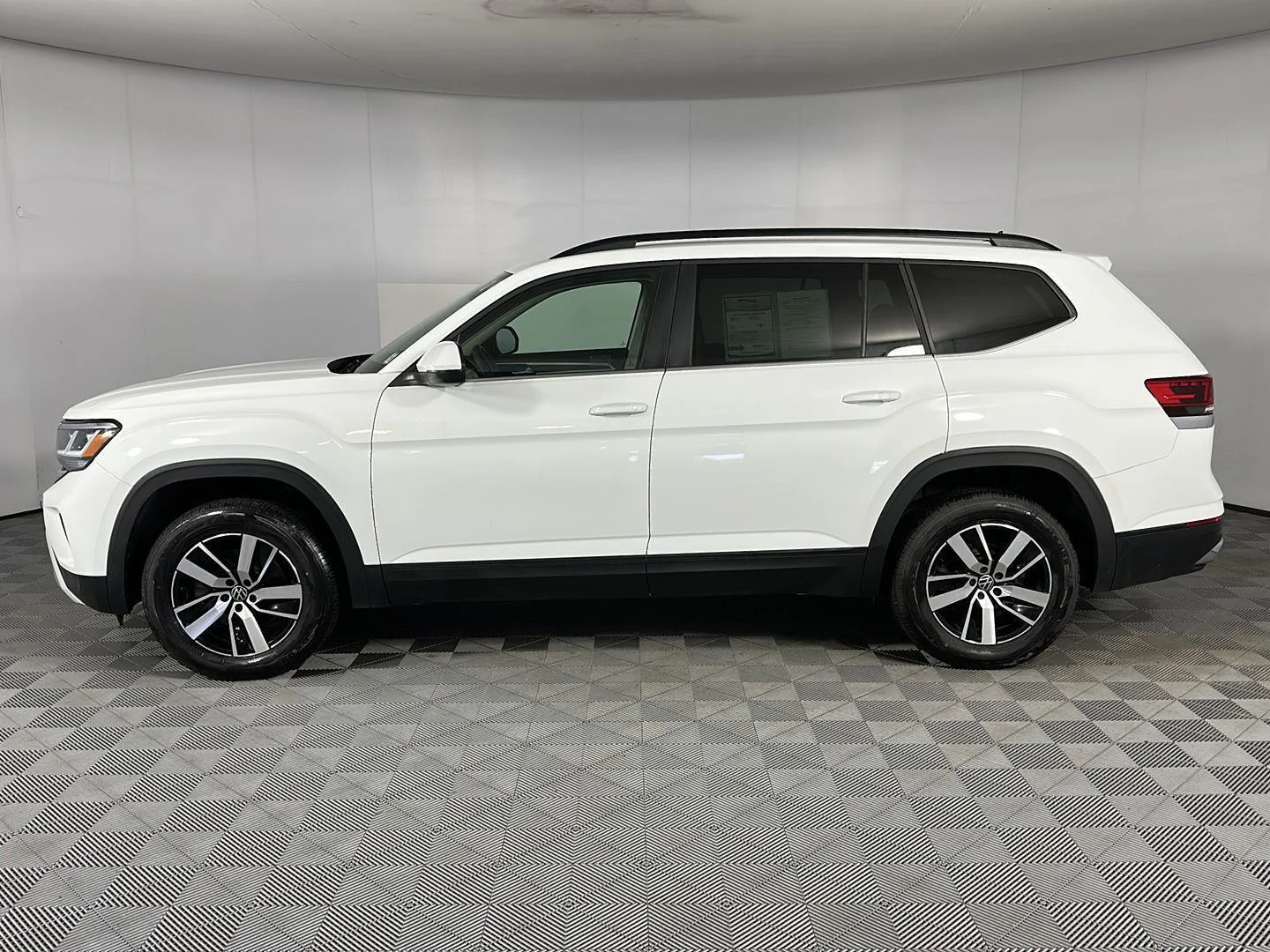 Used 2022 Pure White Volkswagen 2.0T SE image 15