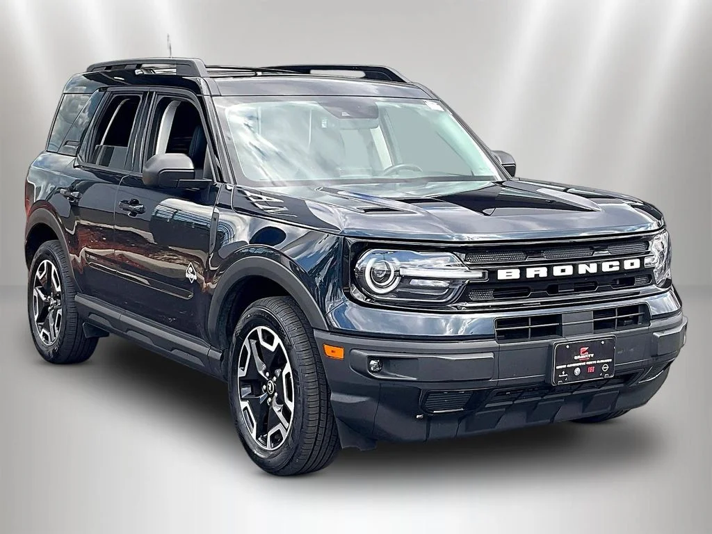 Used 2021 Blue Metallic Ford Outer Banks image 3