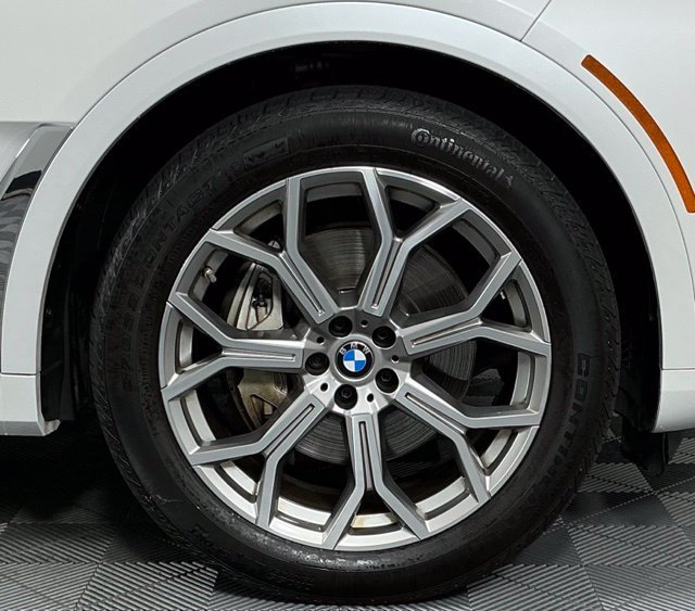 Used 2024 Mineral White Metallic BMW xDrive40i image 8