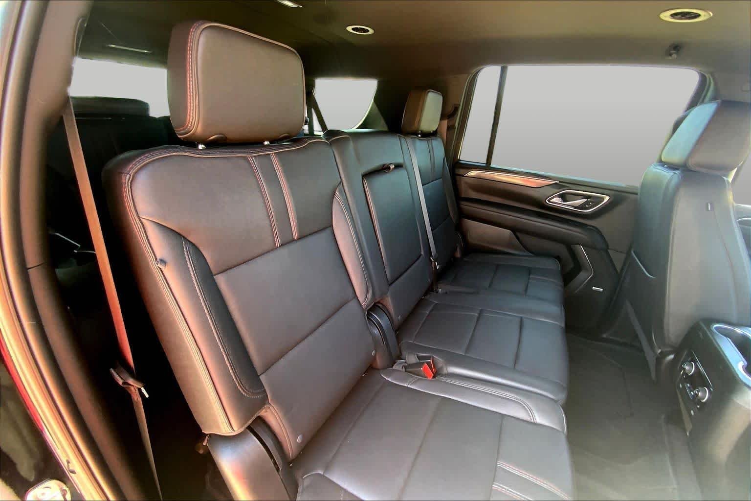 2023 Chevrolet Suburban RST - Photo 18