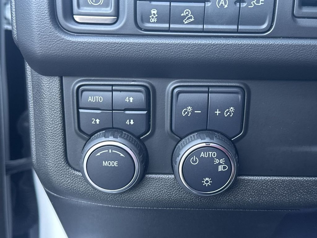 Used 2022 Summit White Chevrolet Z71 image 29