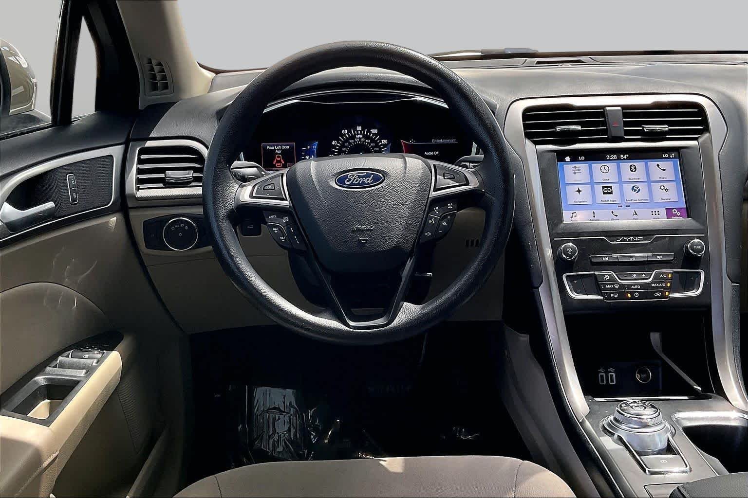 Used 2019 White Gold Metallic Ford SE image 6