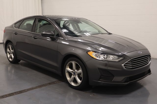 2020 Ford Fusion SE photo 2