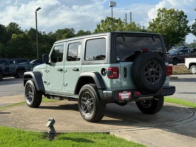 New 2026 Earl Clearcoat Jeep Sport S image 5