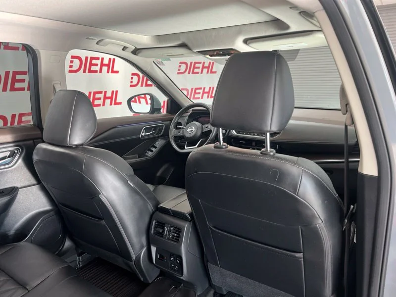 Used 2023 Gray Nissan Platinum image 10