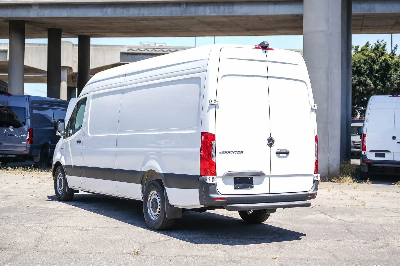 New 2025 Arctic+White Mercedes-Benz Cargo 170WB High Roof 113kw Battery RWD SO Motor image 9