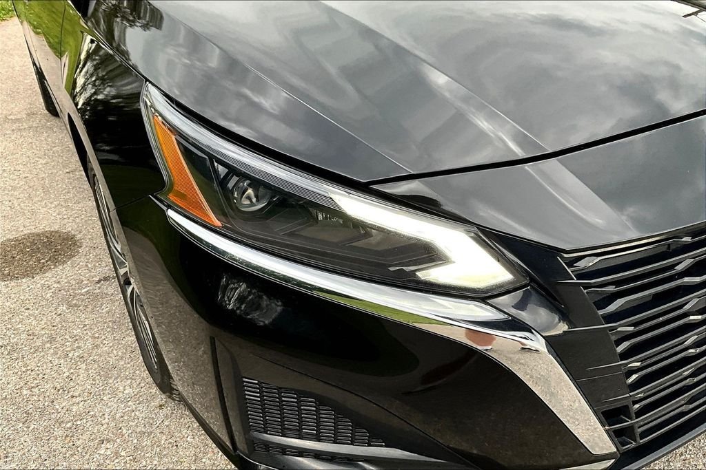 Used 2024 Super Black Clearcoat Nissan 2.5 SV image 26