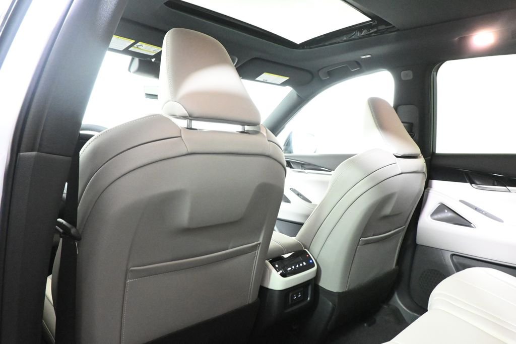 New 2027 2T RAD WHT INFINITI Sport AWD image 31
