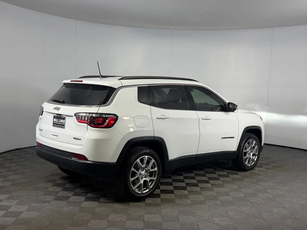 Certified Used 2022 White Jeep Latitude Lux image 7