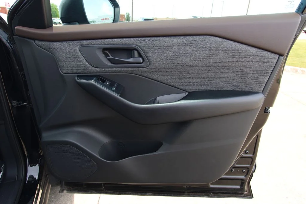 Used 2023 Black Nissan S image 39