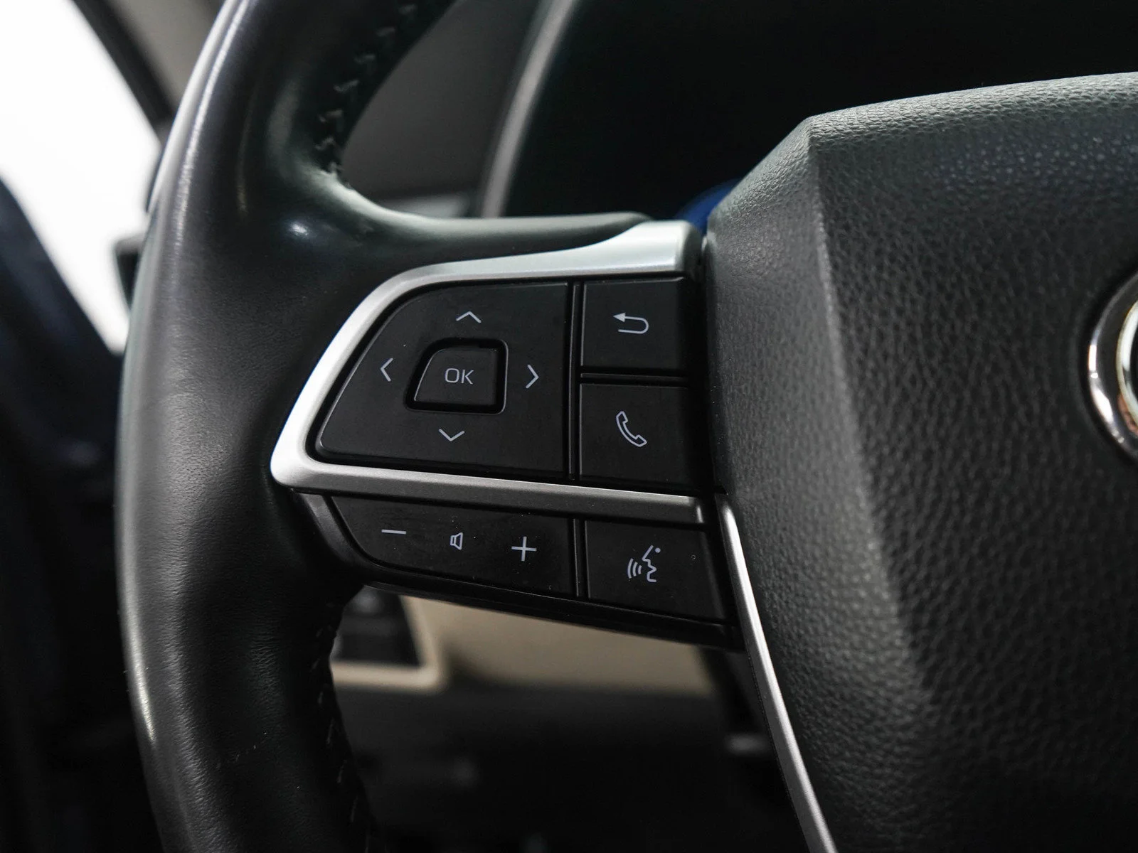 Used 2023  Toyota Hybrid Platinum image 27