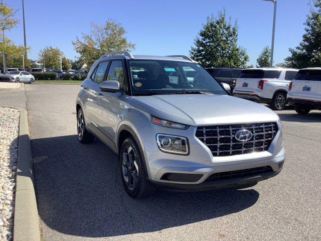 New 2026 Shimmering Silver Hyundai SEL image 3